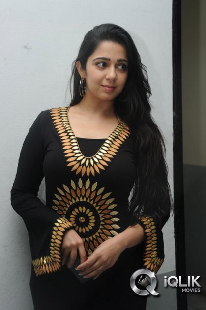 Charmi-at-Pratighatana-Trailer-Launch